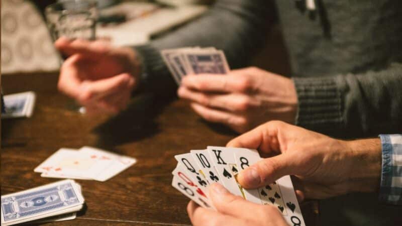 4 כללים ל- 3 משחקי קלפים